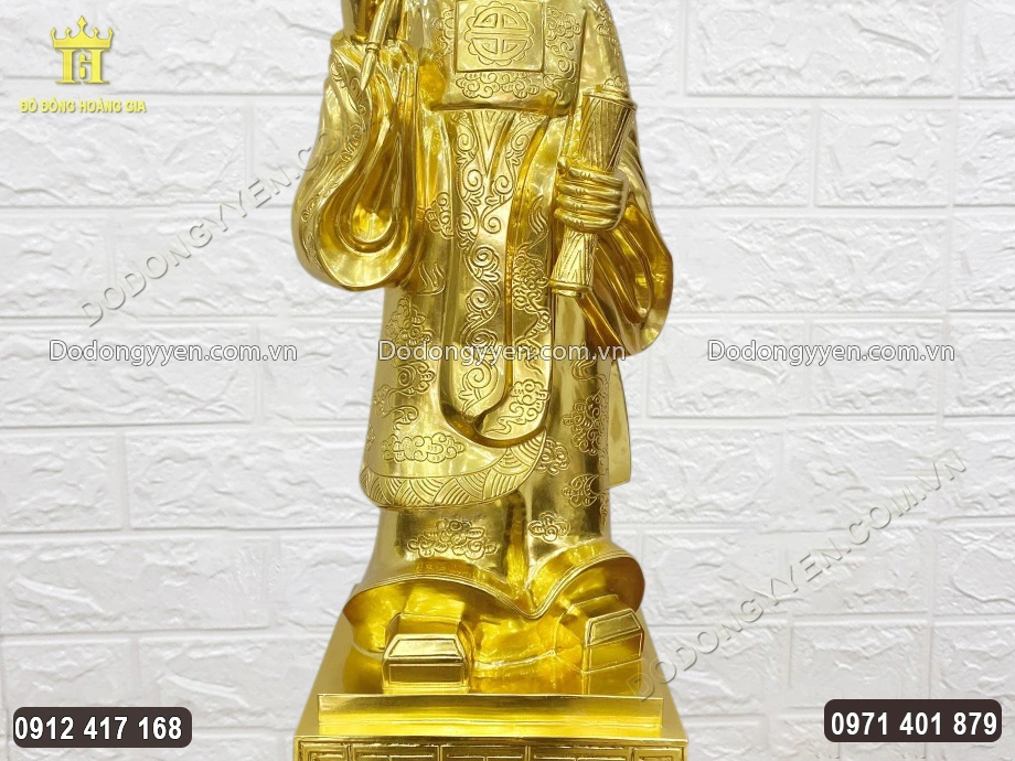 Trang phục ông mặc là triều phục, được dùng trong các buổi nhà vua thiết triều